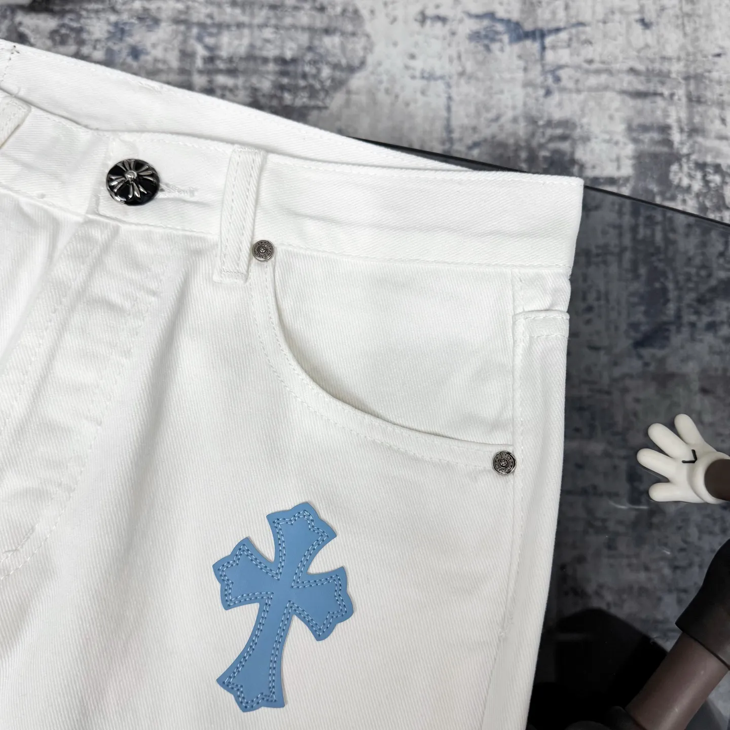 P250 Chrome Heart ｜ Chrome Heart cross patchwork leather jeans Top-notch heavy-duty washing process Calf leather laser-cut cross Distressed silver hardware The straight version makes the upper body slimmer. The high-end quality is different from the market currency. It is also so cool that both men and women can easily control the genderless trend up!   Color: White with blue Size: S M L XL Corresponding sizes 28 30 32 34 Detailed sizes can be found in Figure 9